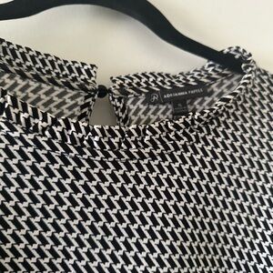 Adrianna Papell Black and White Short Sleeve Blouses